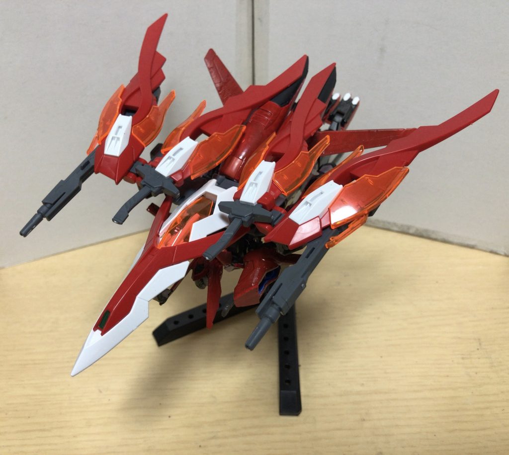 飛行形態に変形します。パイロット曰く「この状態でも技名がある」とか何とか…「決めるよ〜、
