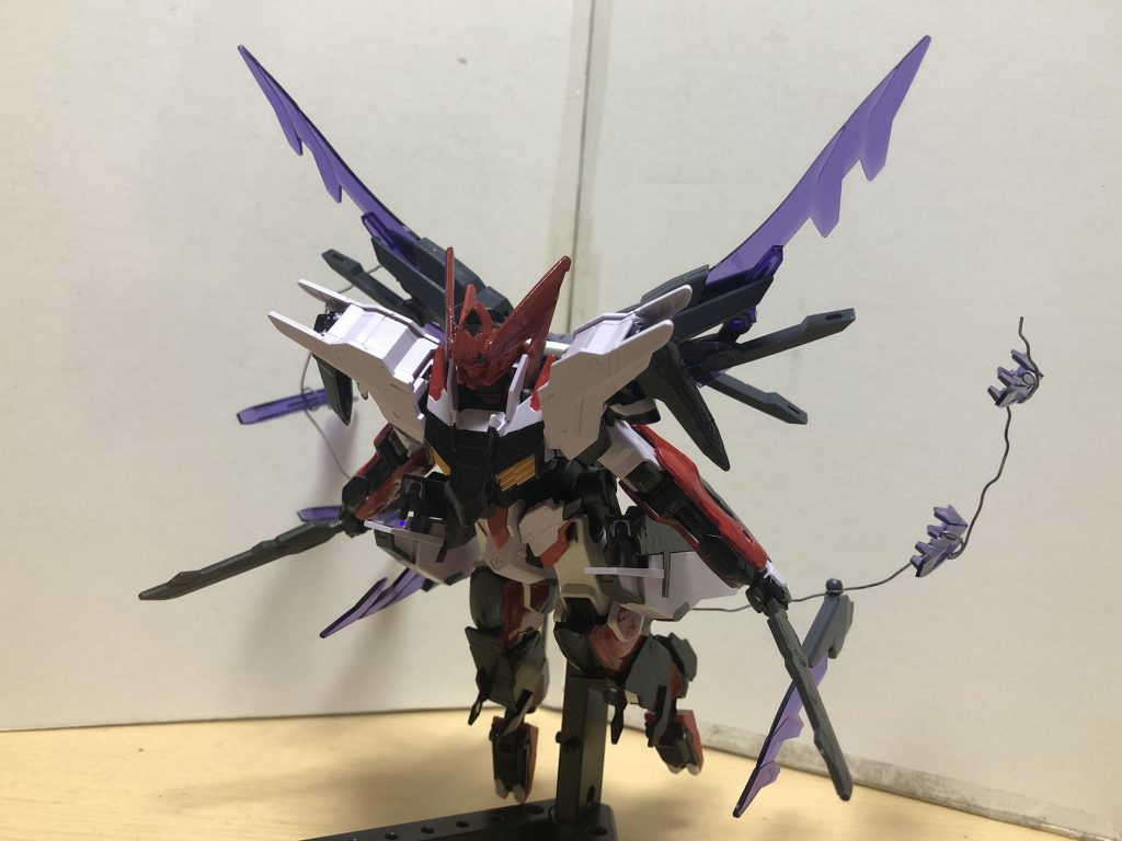 専用オールレンジ武装:グレイス後述の特殊システムを発動しないと使えない武装。Xトランスミッターも搭載しているため、ブレードタイプのビットを生成･展開を可能としている。