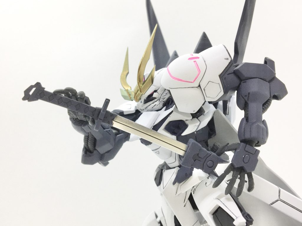 【ガーベラストレート】切っ先をエッジ加工した上で、プレミアムシルバーで金属感を表現。