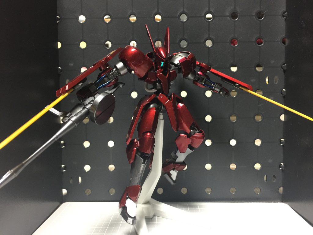 いつもガンプラは素立ちで飾っているんですが、現在もこいつはこのポーズで置いてあります。