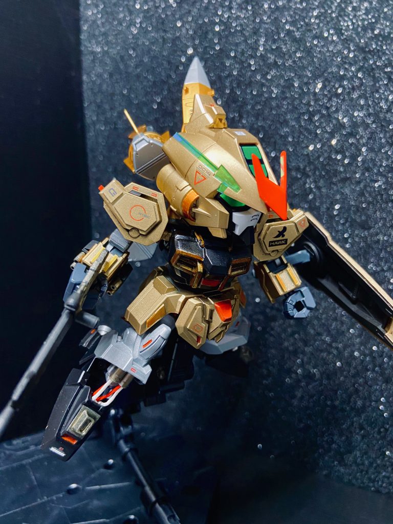 C.E.77、SEED DESTINY本編終了から3年、表面上の平穏を保ちつつも未だ一つになれない世界で、ナチュラルの英雄は新たな翼を得る。M-0アストレイ・キサラギは、アカツキの複数生産が困難な現状下で、廉価版アカツキを複数運用するための1つのコンセプトモデルである。