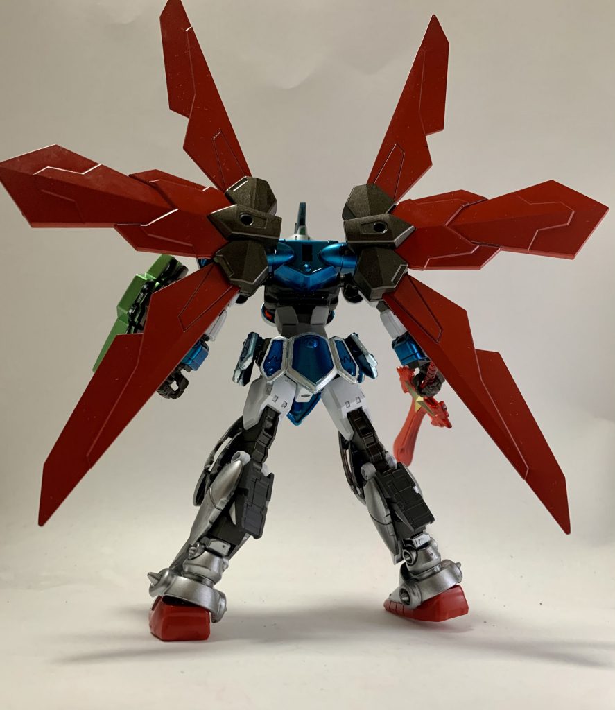 FA騎士ガンダムの背中はLGBBにも付属の羽を付けるかマントにするかの解釈を両方まとめて解決しようと独自の解釈でジャスティスナイトのマントパーツ2セット使って羽根にもマントにも出来るようにしました。