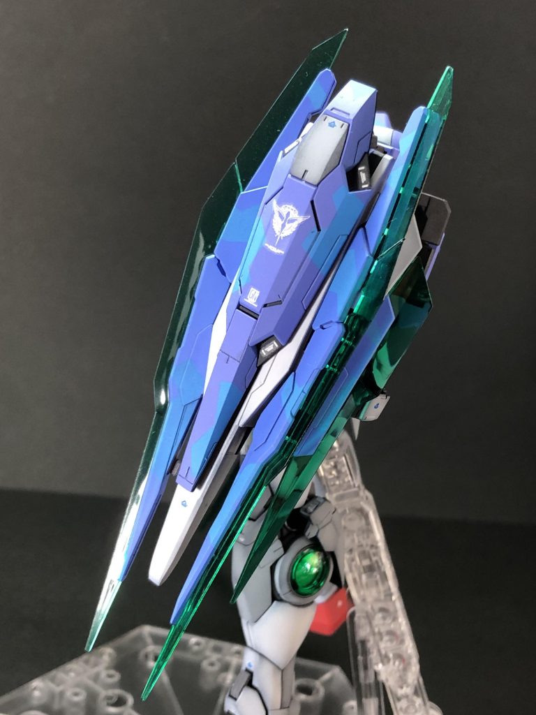 GNシールド/GNソードビット。クリアパーツがとても綺麗です。当初は塗装して色味を変えようと思っていましたが、製品のままにしています。