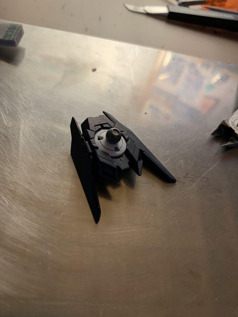 ＋ドライバーと千枚通しを使う原始的な方法でドライヴ部に3ミリ穴を新設し、そこにポリキャップを取り付けることで無理矢理にではあるがブレイドを搭載した。 