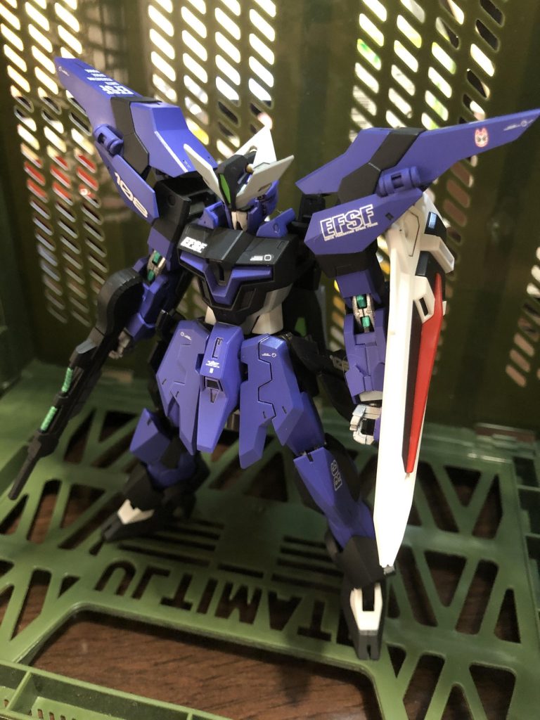 カラーリングを俺専用パーソナルカラーで、武装は宇宙世紀の世界観ぽさを出すためランスではなく百式と同型のものを👍🏻