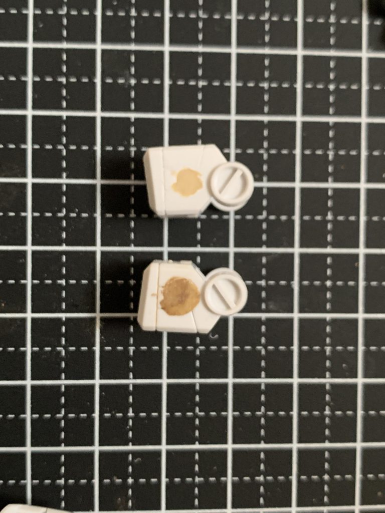 必要のないシールド保持のための3mm穴のパテ埋めです。