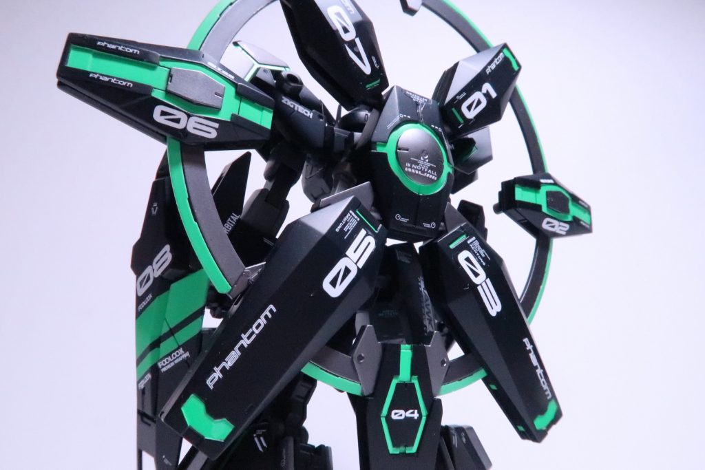 再び背面まず大判のデカールを貼り、隙間を埋めるように小さいデカールを足しています。01〜08のマーキングもバッチリ入ってますね