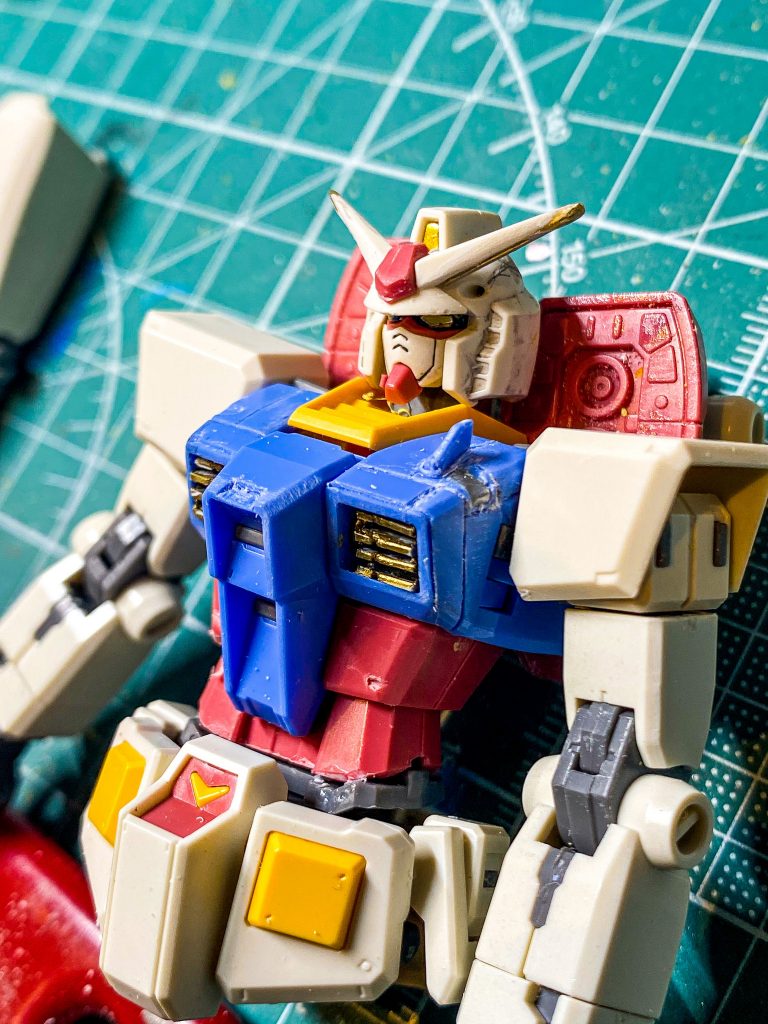 アンテナは真鍮線で補強延長。胸のダクトは破損したのでプラ板で制作。アンテナぽいものとカラーチップ、筋彫り。各所ディテールアップ。