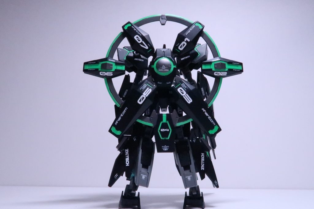 背面です。円環の基部となるパーツが7個あることに気づいたので1〜7までの数字を印象的に配置し、正面のシールドの08のマーキングにつながるようにしています(天才)メカデザの方はバックパックパーツが7個あるのは狙ってやってたんですかねぇ…だとしたらとても素敵ですよね