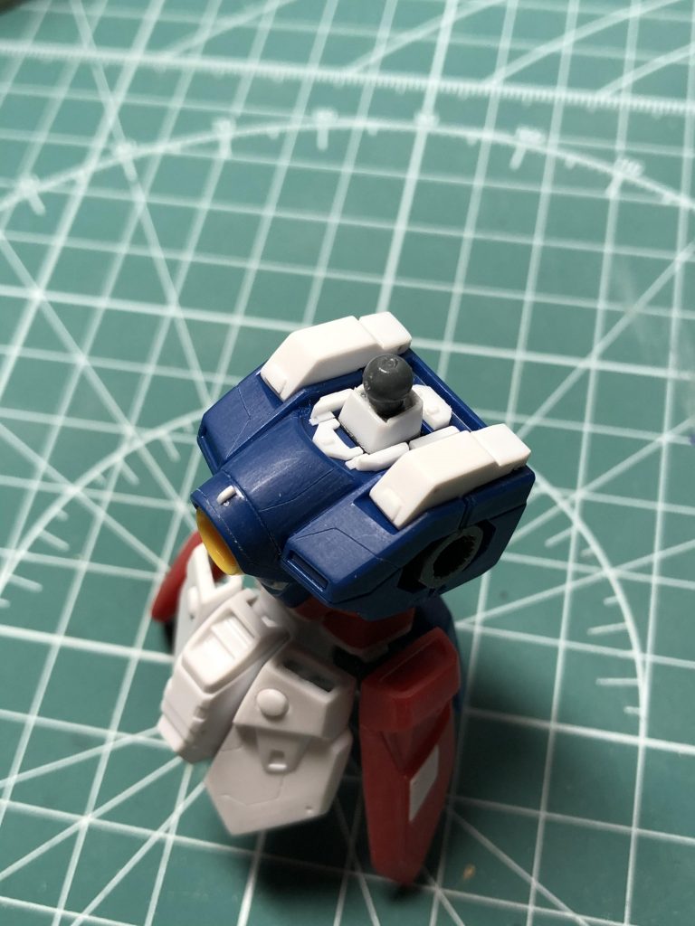 完成画像ではほぼ見えませんが、首回りが寂しい気がしたので、メカっぽいなにかを追加しています。