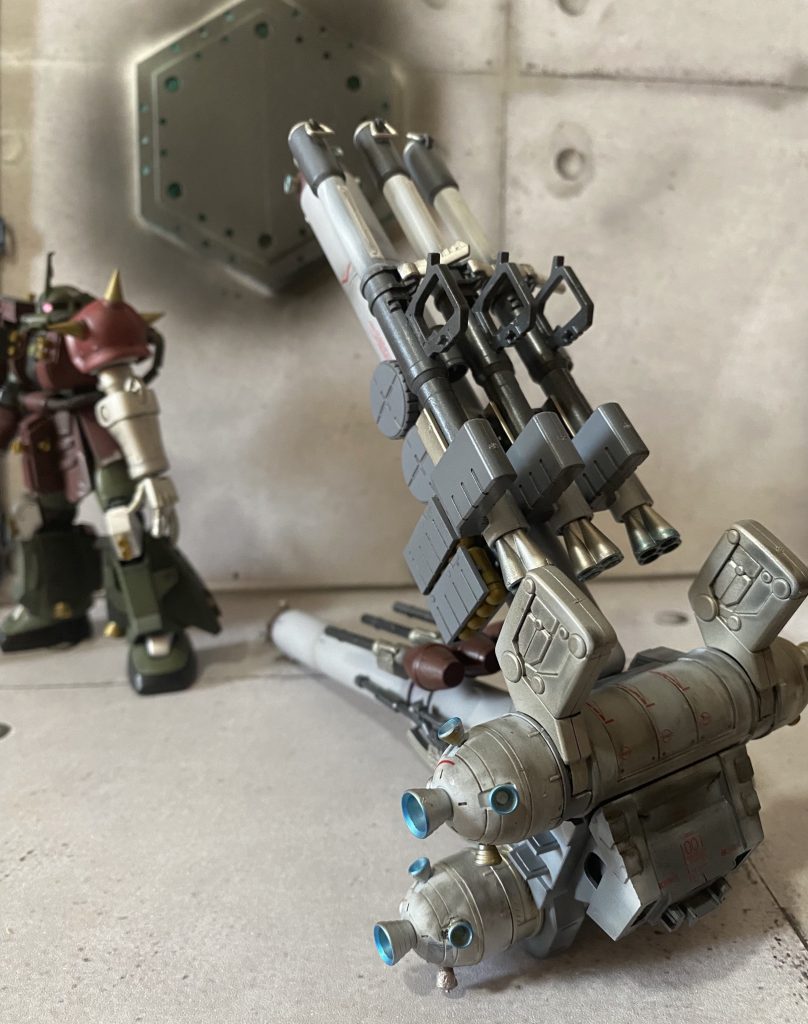 ランドセルが本体のレベルでデカイ装備でした。プロペラントタンクは白で塗装したかったので周りを合わせました。