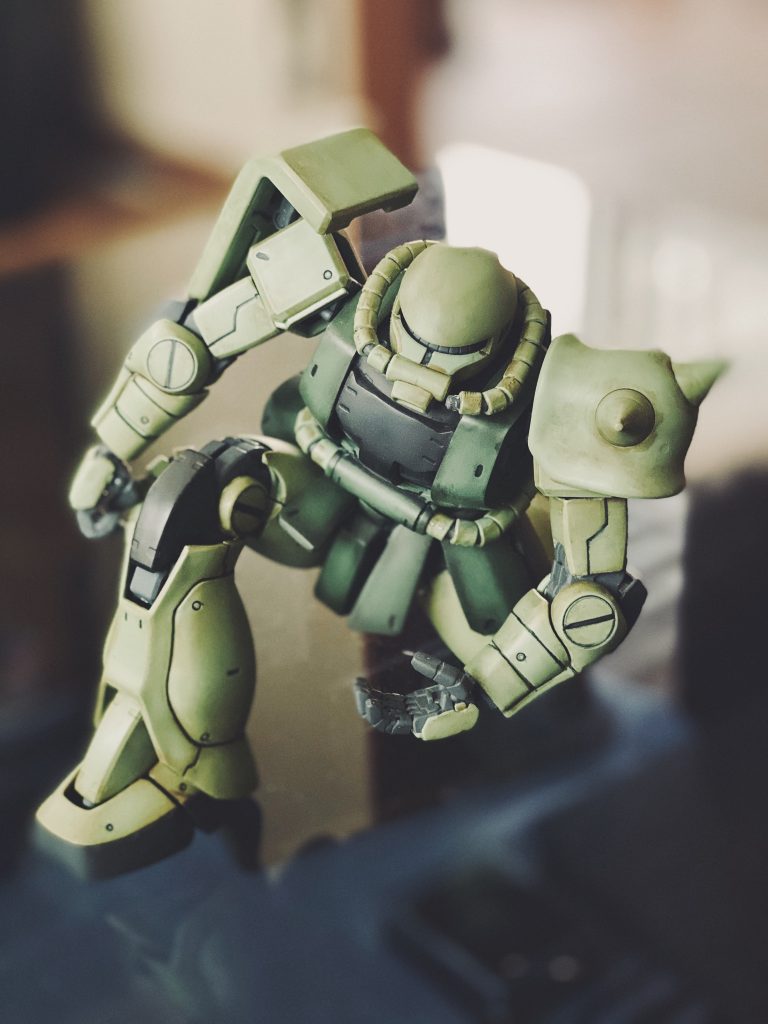 手の上にパイロットを乗せたいと思っていましたが細か過ぎて塗装が厳しいです...