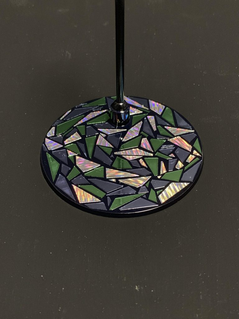 台座です。ラピーテープ等で螺鈿細工っぽく