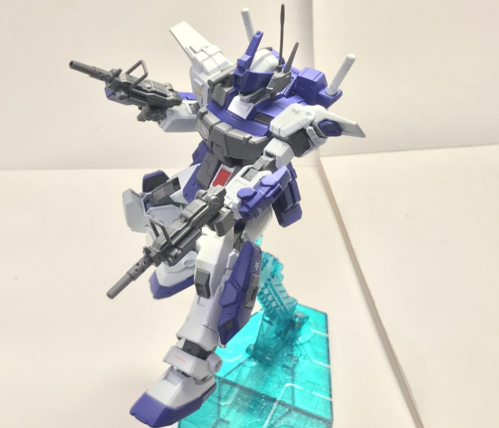 100mmマシンガン。予備弾倉含めて9個の弾倉を抱えている本機においてはどちらかといえばこちらの兵装が主力となっており、二挺を運用することで最前線における弾幕形成、敵陣への突入へ効果的に作用する武装である。