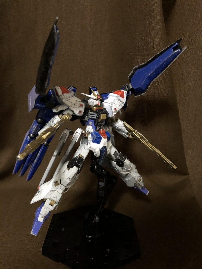 《バラエーナ・プラズマ収束ビーム砲》後述するウイングユニットに計二門装備された高出力プラズマビーム砲。個人的にフリーダム→ストライクフリーダムになった時になくなってしまって残念だった武装なので、オリジナル自由を作ろうと思った時にどうしても装備させたかったので装備させました。(自己解決)