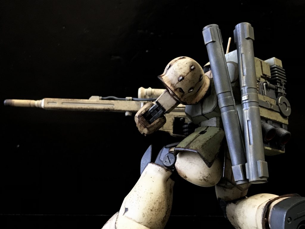 後ろ姿もイケてます(^^)ただ、予備バレルのケースは、図面か発表ポスターを持ち歩いている(かつ先輩のも持たされている)ようにしか見えません(^^;