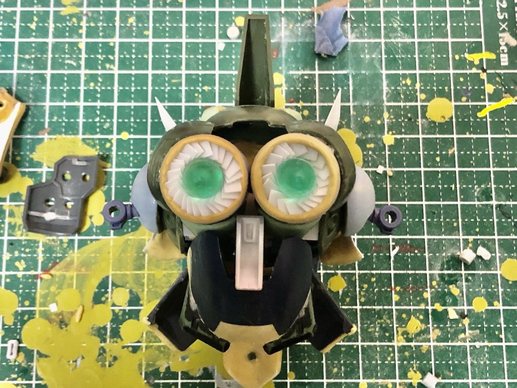 無限の後ろをそのまま再現してみたかったけど、GNドライヴを積んでるいじょうトランザム♾はやりたいと思ってツインドライヴにしました。パーツはバイアランカスタムのエネルギータンクの中をプラ板で詰めて真ん中にラファエルのGNドライヴをレジンで複製したものをつけている。