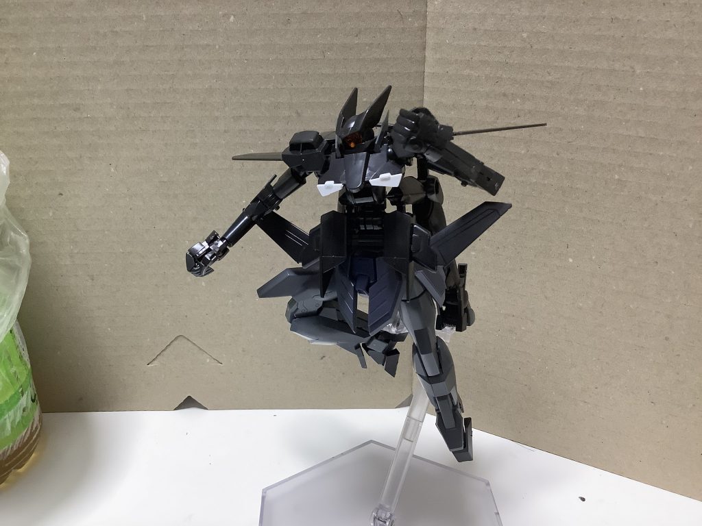 途中、黒っぽいGサイフォスの腰でもいけるだろうと思ってはめてみてはまりはしましたが思ったより色合いが合わず断念しました。ただこのせいでオーバーフラッグ側の股関節穴が削れて緩くなり、腰のポロリが頻発する羽目に…。マステやビニールをかませてなんとかしてます。