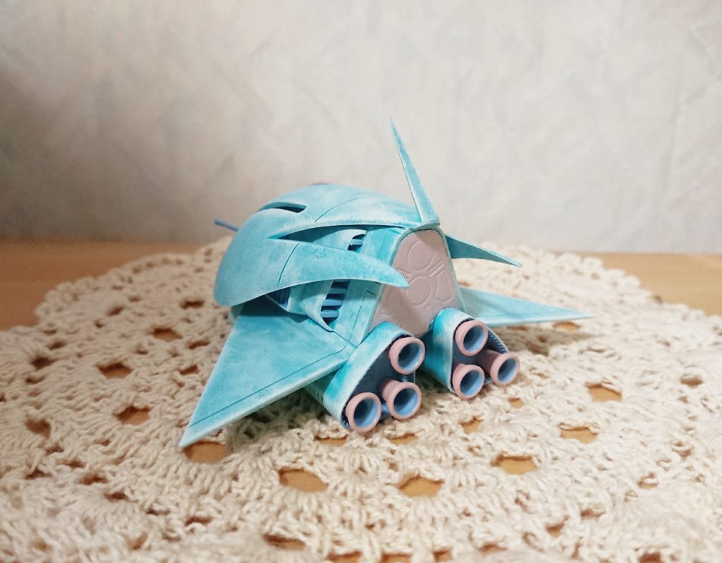 塗装は、タミヤカラーのコーラルブルーを吹いたあと、クレオスのclassy'n dressyのクローバーをスポンジでポンポンしながら色を乗せました。