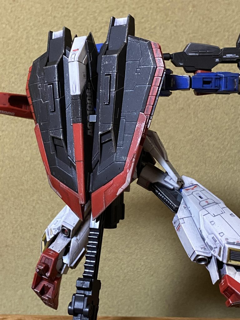 今回は細かい部分(バーニア等)で筆塗りをトライしたこととドライブラシで金属感を出す事にトライしてみました！まだまだ未熟ですがもっと上手く出来るように頑張ります！！