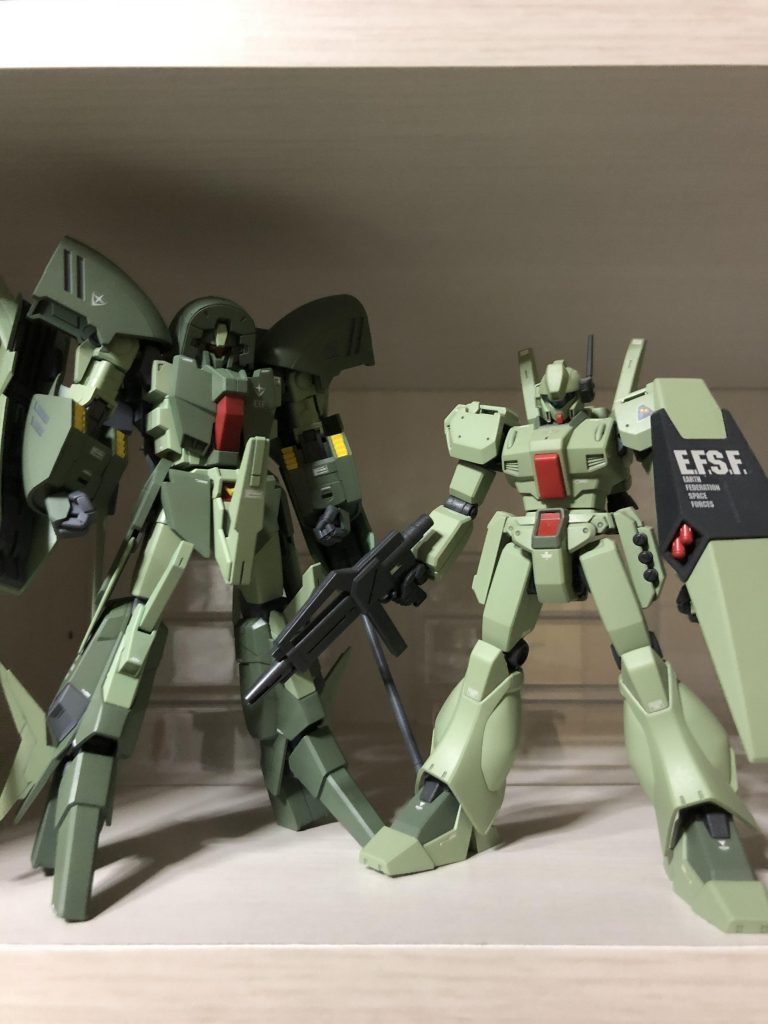 ジェガンD型と。塗装を合わせてるので同じ部隊って感じですね（マーキングが地上と宇宙ですが）