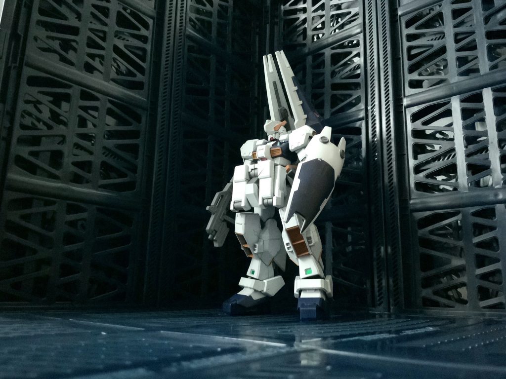 アルティメットコンテナを3つ、折りたたんだ状態で3面に配置しただけです。この壁面の大きさ、ディテールを市販のシステムベースで揃えようとすると軽く5000円以上かかるので、900円でこれは大変良いですね。