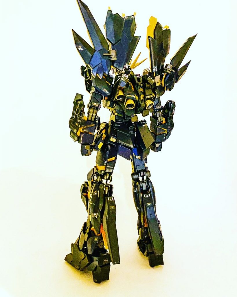 ネイビーメタリックやグレーを何色か使って艶消しで仕上げました。