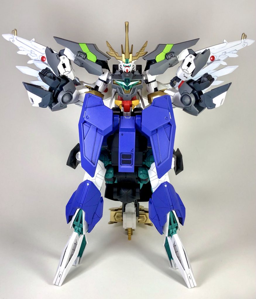 太陽を背負い拳を振り上げる合体直後の勇姿