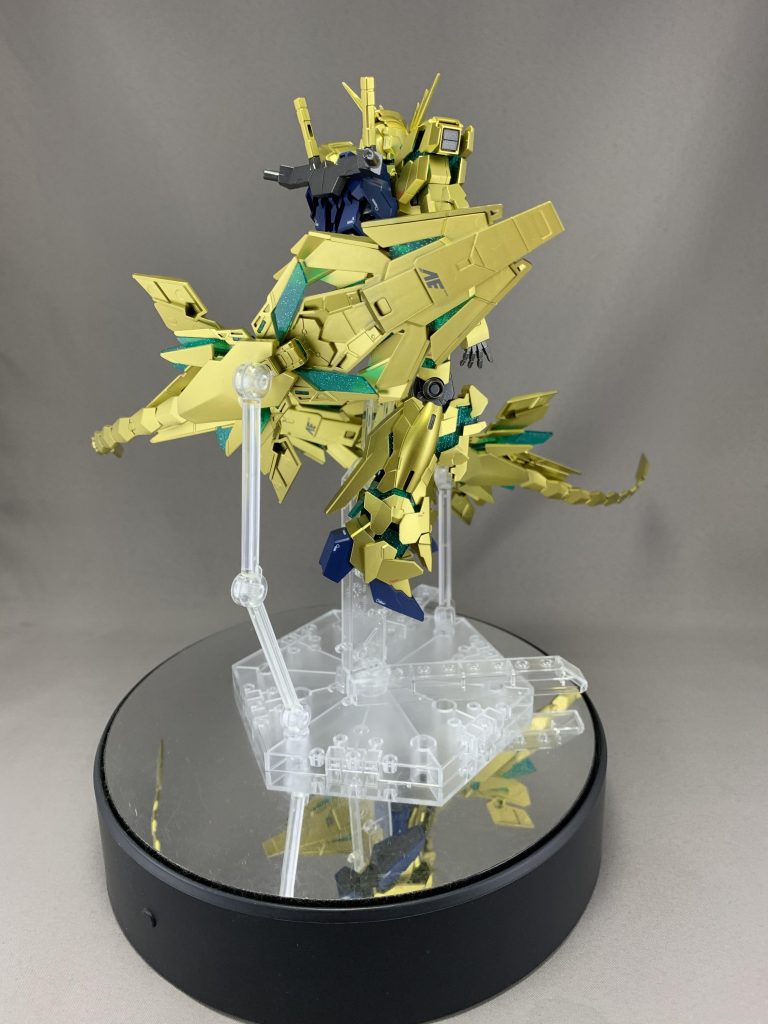 バックショットです!やはりフェネクスといえばこのアームドアーマーの浮遊してる感じなので、台座を使用してそれらしさを出してみました!アームドアーマーDEの受けは3ミリ穴なので、台座のジョイントにはめやすくとても便利です!