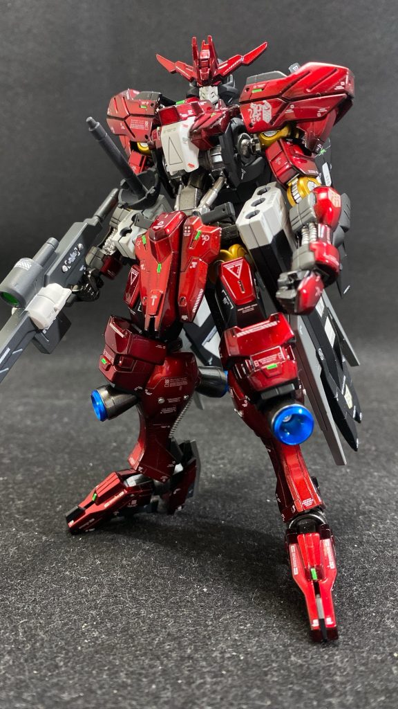 内部フレームはサーフェイサーエヴォ ガンメタと迷いましたがスターブライト アイアン装甲はアルティメットブラック下地にスターブライト シルバーその上にクリアーレッドを2層、クリアー3層に中研ぎして仕上げクリアーコンパウンドも使ってみました