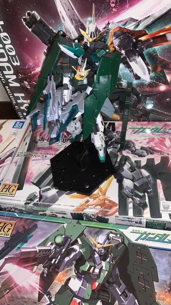 新規追加のライフル。ファンネルを付けてレールガンぽくしたかった。肩のシールドを動かしてガードしながら撃ってるいる感じの写真のつもりです!