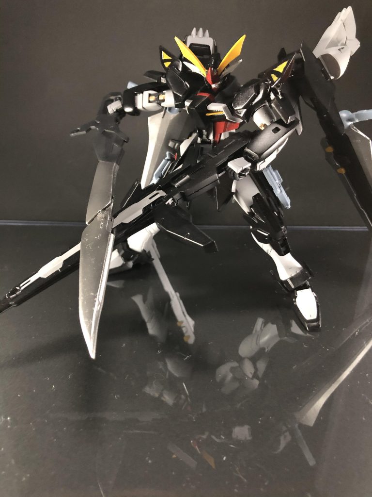 デスティニーや前作Ωを意識して大型武器を2つ背中に背負わせています。