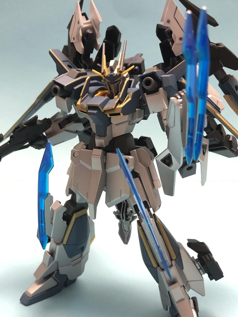 シールドとヒザにビームブレードを生やせるので格闘戦もできます。