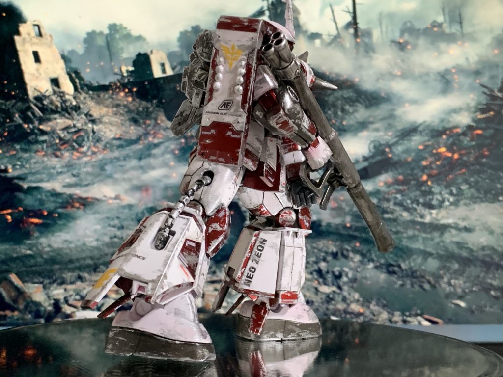 気がついたら塗っていた赤メタリック塗装。うーん普通の配色じゃつまらんので白で塗り分けしてみよう。シールは今まで作ったやつの余りを流用すればいいよね。ザクだけどアナハイムっちゃってもいいよね。ネオジオっちゃってもいいよね。ウェザリングとは名ばかりで筆をゴシゴシ擦りつけたらやりすぎた！アナハイムさんがまるで塗装けちり過ぎですぐ剥がれちゃった感じになってるし。というわけで激戦区と雪山に特攻していただき若干自然な仕上がり(環境が)となりました。おしまい。