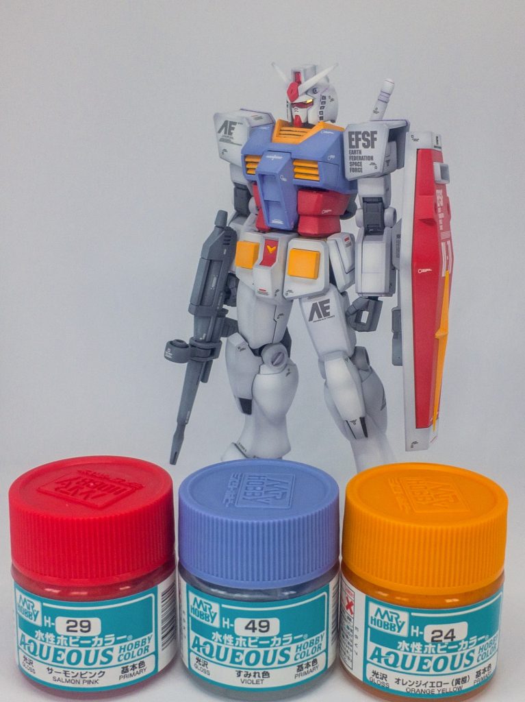 トリコロールに使用した塗料。ベタ塗りの上に、白を混ぜて明度を上げながら面の中央部に向かい2段回程グラデーション。白パーツはグレーサフを下地にして白でグラデをかけています。