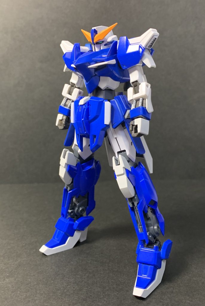 BUILD DiVERSとシドーマサキに憧れた「誰か」がビルドしたガンプラ。テルティウムのシンプルだが拡張性が高いという点に注目し、本機にはオリジナルシステムである”アームズシステム“を搭載することであらゆる戦況に対応することを可能としている。