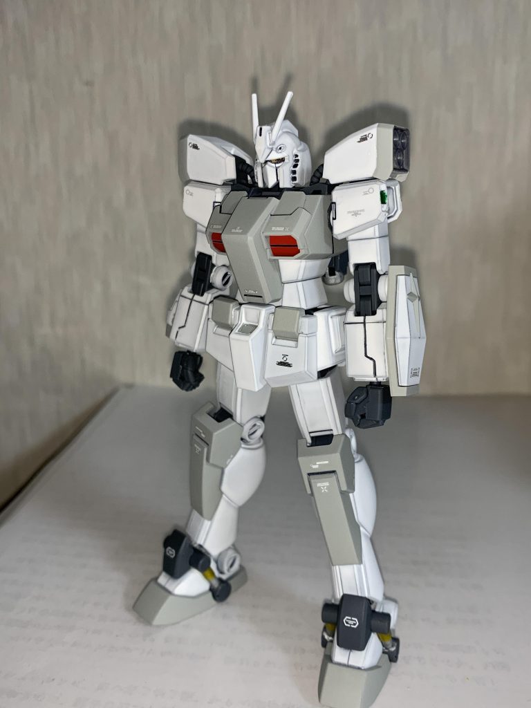 装備を全て外した状態でカラーはエクセリオン、エストレアと同じく私の好きな組み合わせで行っております。足のシリンダーは雰囲気を出すために塗り分けし、肩もセンサーを意識してクリアグリーンで塗っています。他にツインアイですが、シールが反射するタイプではなかったので代わりにラピーを切って使用しています。