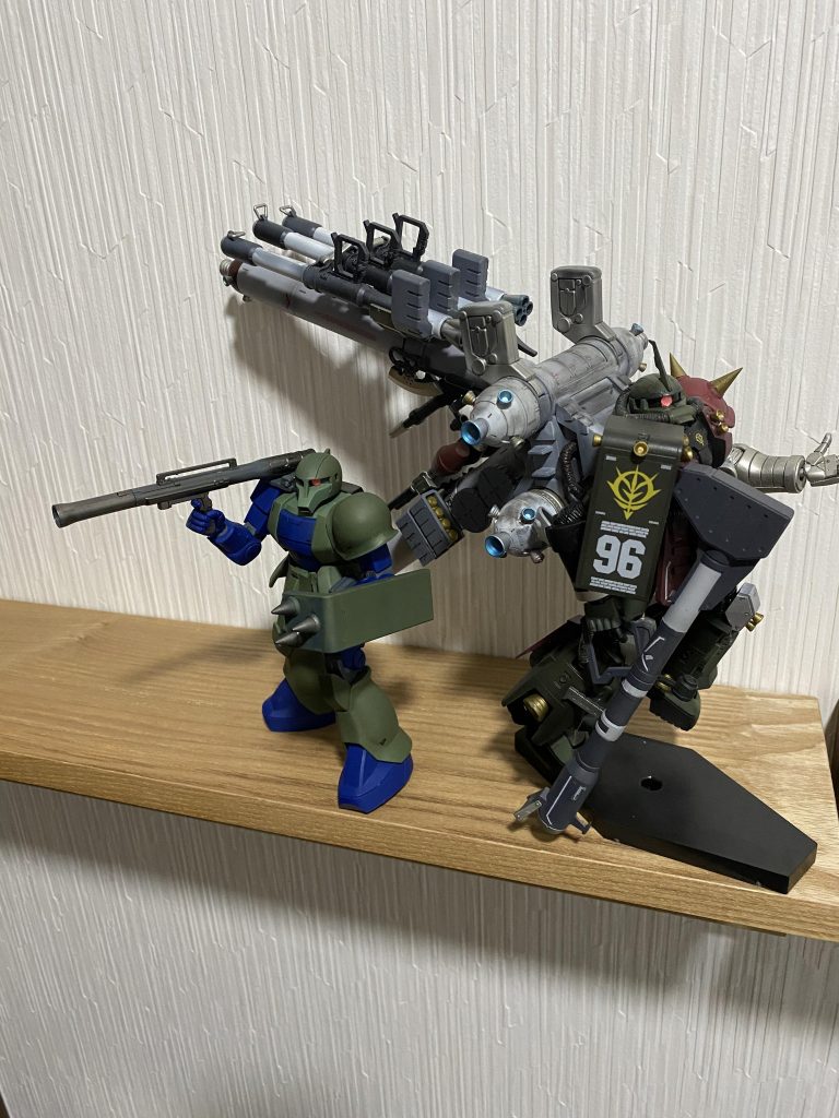 制作途中の旧ザクと並べてこの大きさの差！