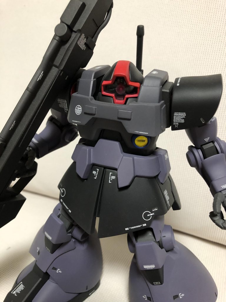 スカートの延長、肩の位置の変更など手を加えてます。