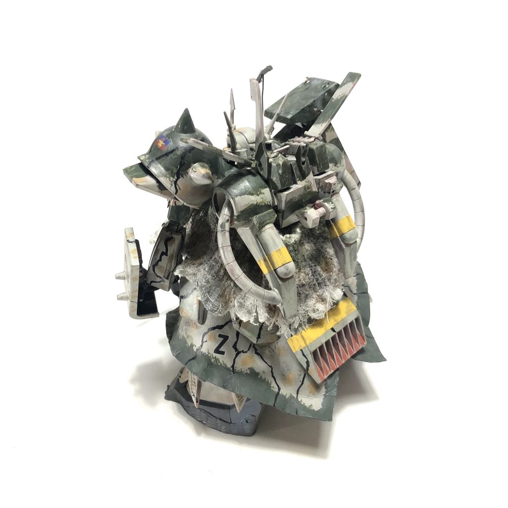 うしろリアスカート大型化。作戦延長用大型ランドセルを装備する事で最大65%の活動時間の延長が可能。待ち伏せ作戦に特化した性能を有す。