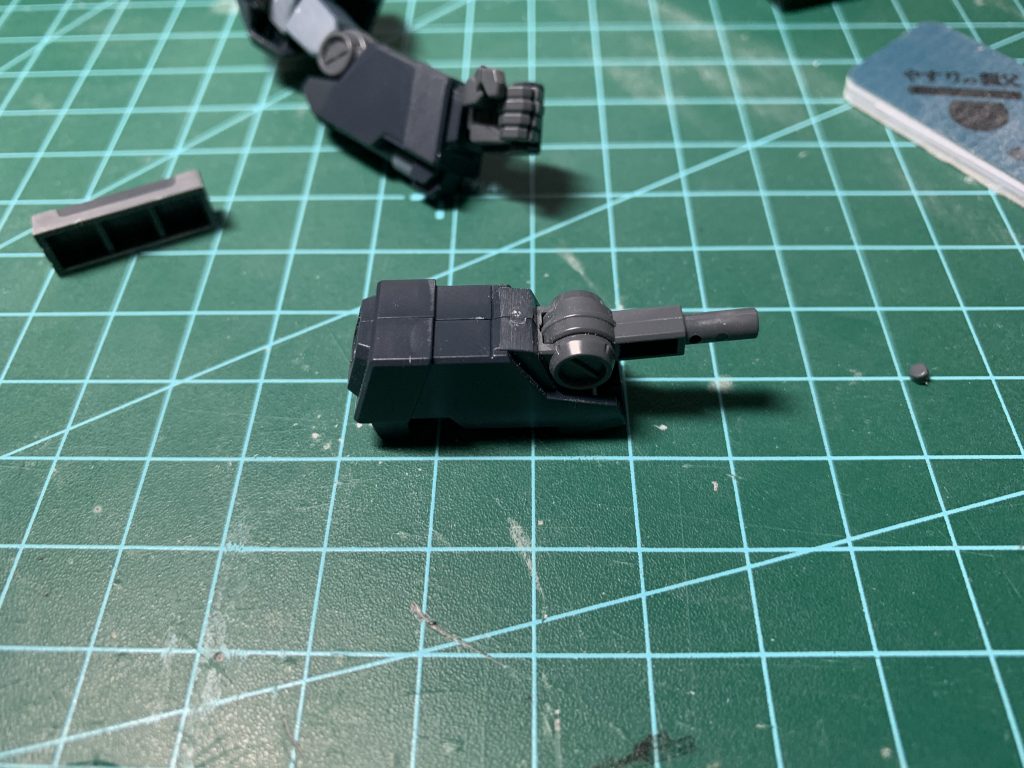 前腕部も肩と同様に合わせ目を消しますがこのままでは肘関節を外せなくなるので後ハメ加工を施しています。ジェスタの場合はピンを切り飛ばすだけなので簡単でした。