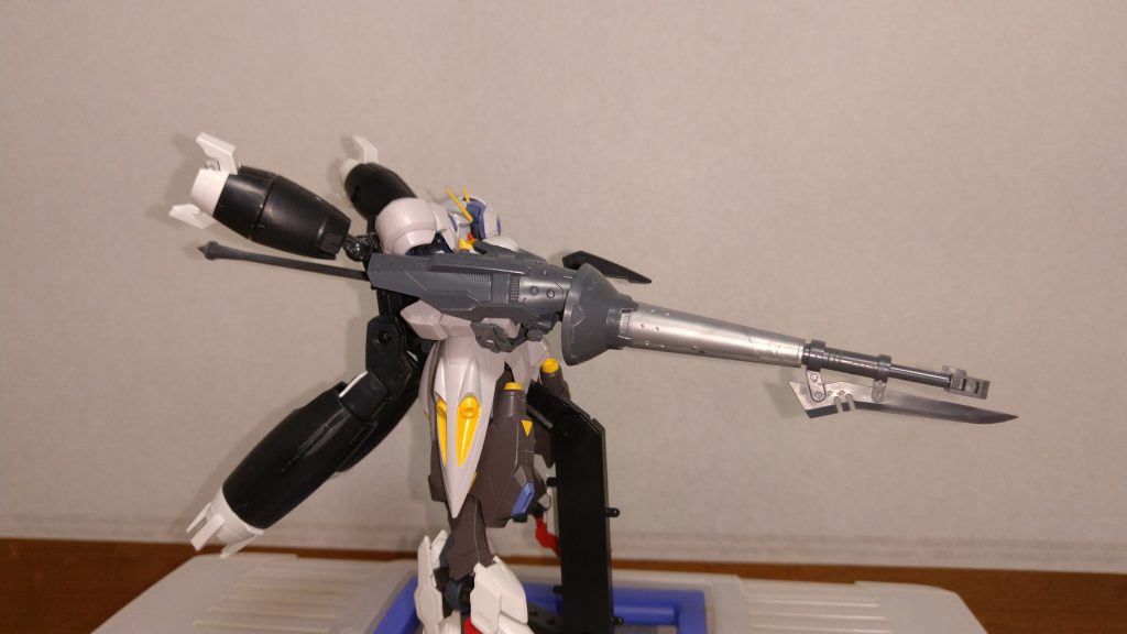 メイン武装はバトルランス。４本のスラスターでの突撃が基本戦術。