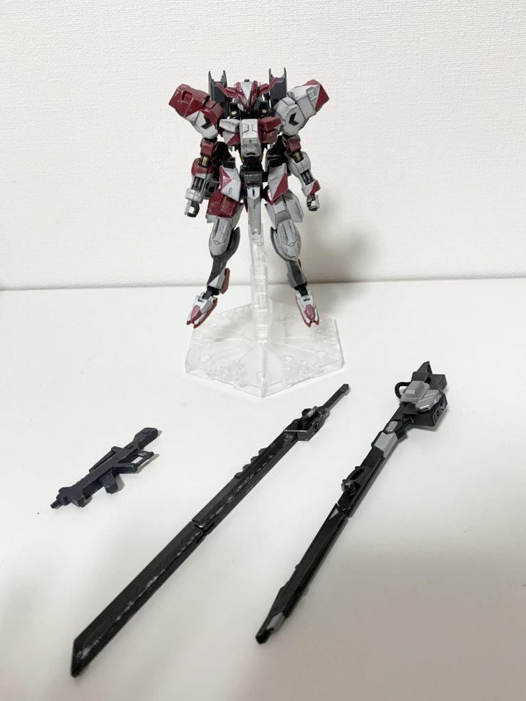 武装　　左から、ライフル・剣・レールガンどれも解体作業中に拾ってきたりしたものです。ライフルと剣(デモリッションナイフ)はアスタロトRの物をまんま持ってきました。レールガンはデスティニーのビーム砲をもとにジャンク感を出す為いろいろくっ付けてみました。