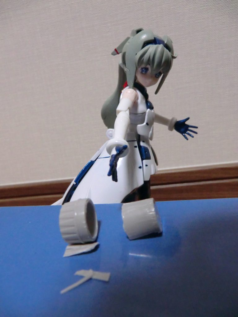 エンジンノズルの径が大きい為、そのままではコアブースターに嵌らないので、加工します。「岩山両斬破！！」アフターバーナー部と可変ノズルを分離します。