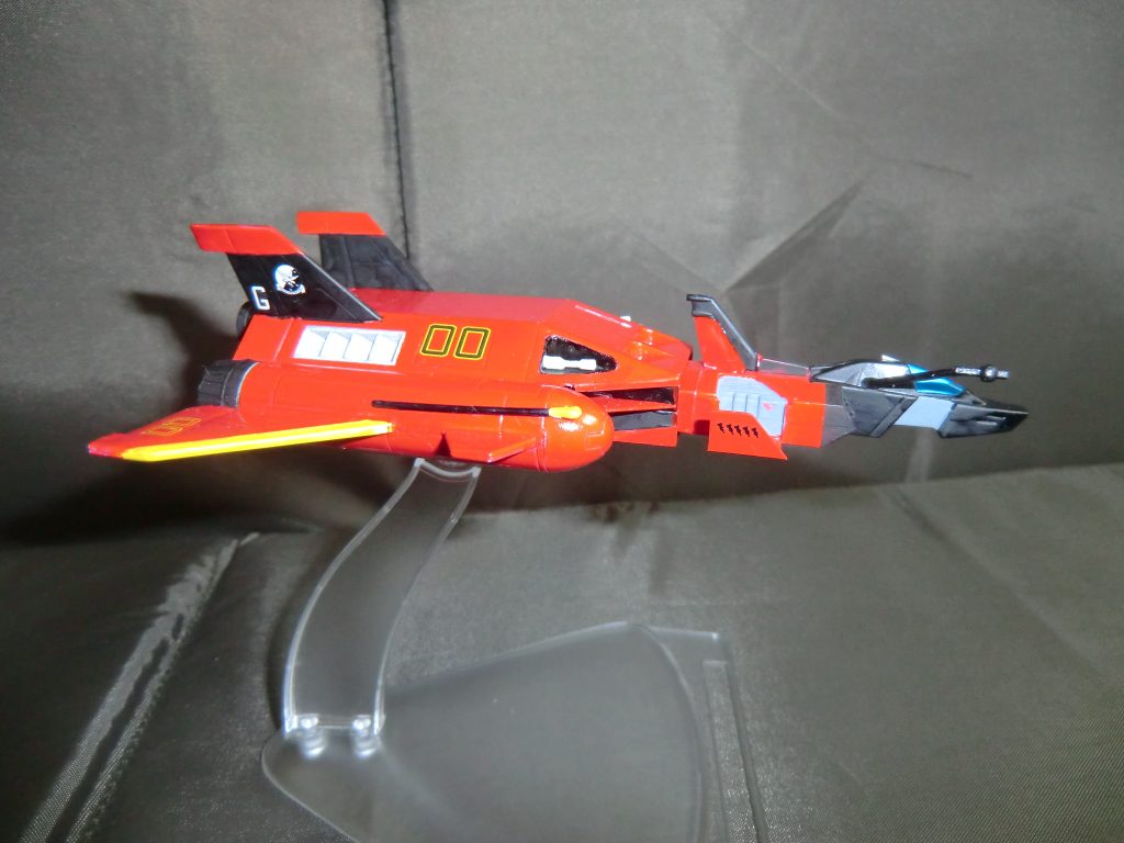 手持ちの余りデカールを張ってそれらしくしてみました。