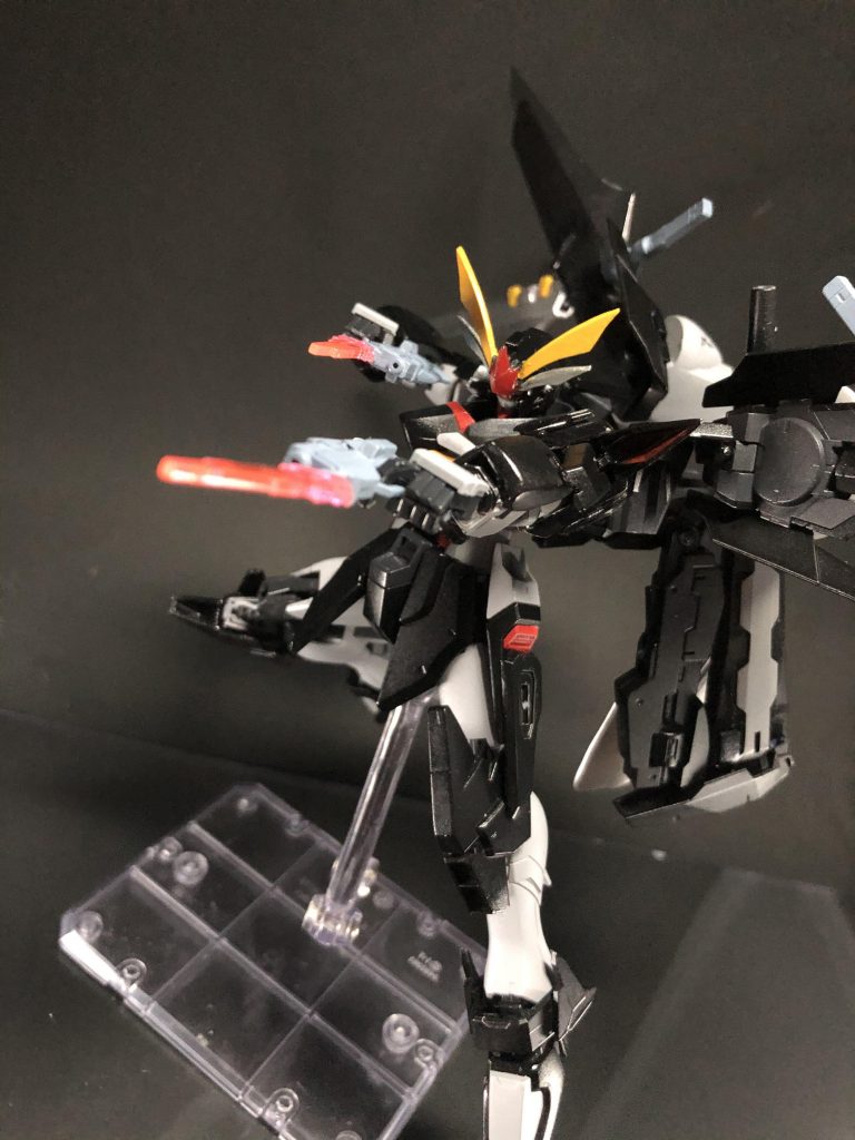 デスティニーとミキシングする上でブーメランもどこかにつけたかったんですけどたまたまとある方のノワールの改造を見てたらハンドガンにナイフを付けていた方がいたのでそちらを参考にしてビームブーメランを引っつけてみました。今まではノワールのものを無改造で持たせていたのでより自分専用機っぽくなったかなぁと