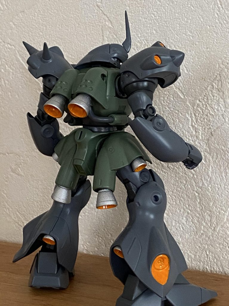 スラスター部分は筆塗り、タミヤのオレンジとクロームシルバー。