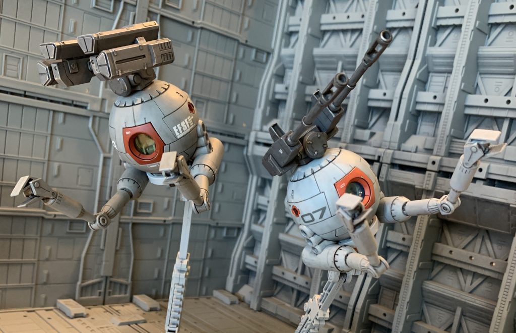 自衛用の武装は何も搭載していないので、フィフティーンキャリバーを搭載した護衛機とのセット運用が原則となります。