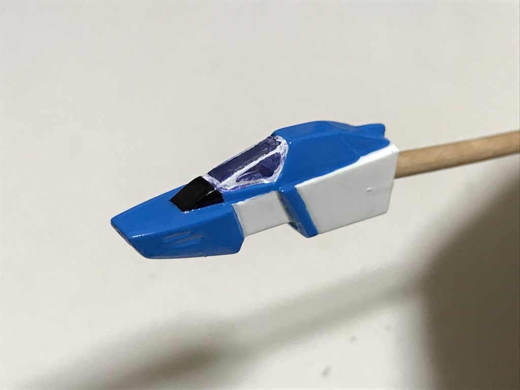 コアファイターの機首のど真ん中に合わせ目が出るので、ここだけ消しました。ここ以外は合わせ目がほとんど目立たないキットです。手をぷるぷるさせながら、筆、ガンマカ、爪楊枝などで塗りました。青はスカイブルー、赤はモンザレッド、キャノピーはガンマカのメタバイオレット、白はガンマカのEXホワイトです。この時点ではかなり下手っぴですが…