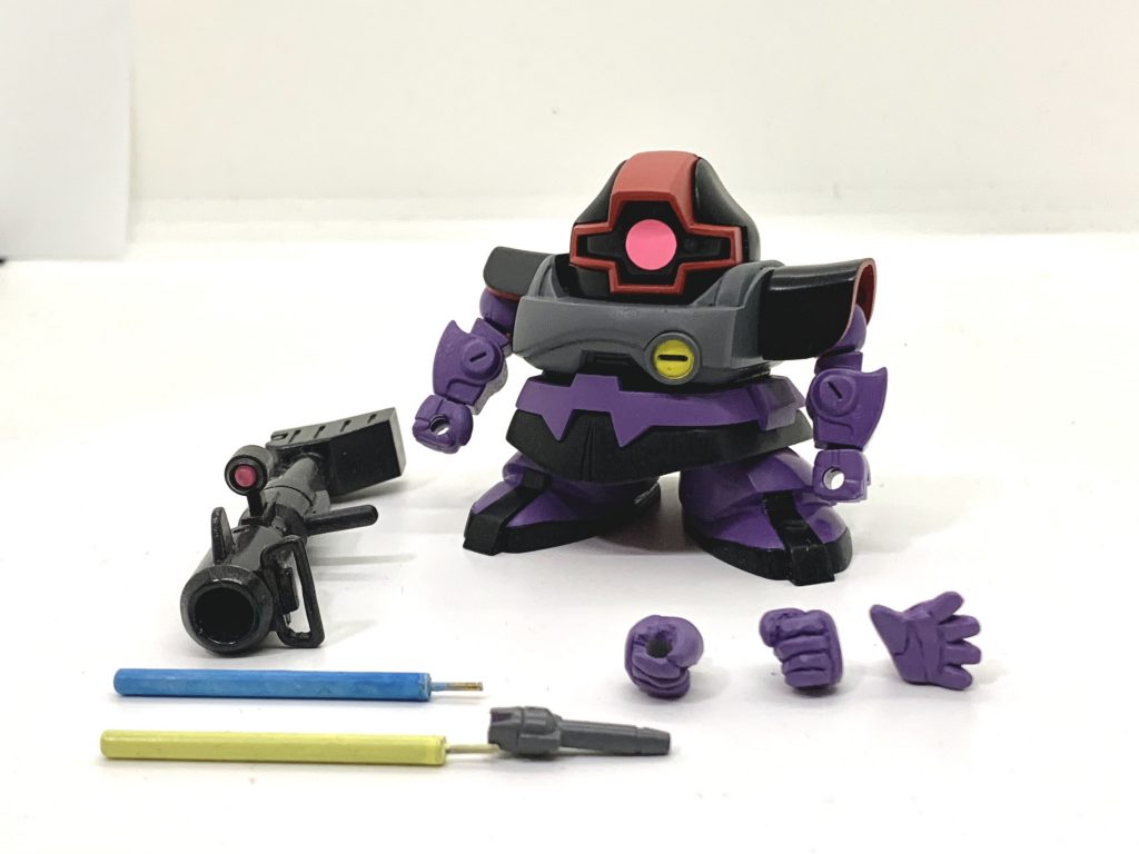付属品一覧。右サーベル持ち手、左平手、左握り拳を作成し、ヒート剣は剣身を差し替えで通常の黄色と稼働時の蛍光ブルーの2色を用意しました。